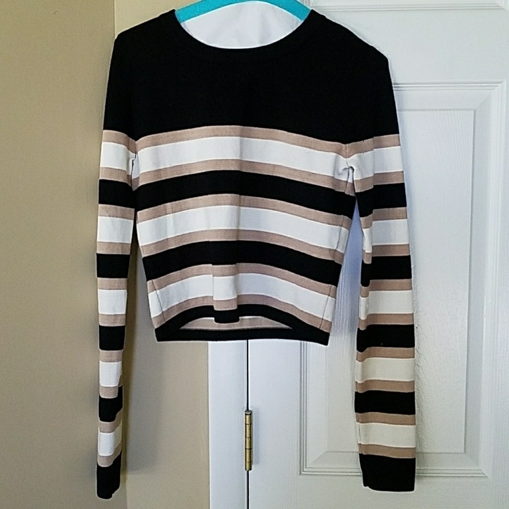 Very cute long sleeve sweater, small